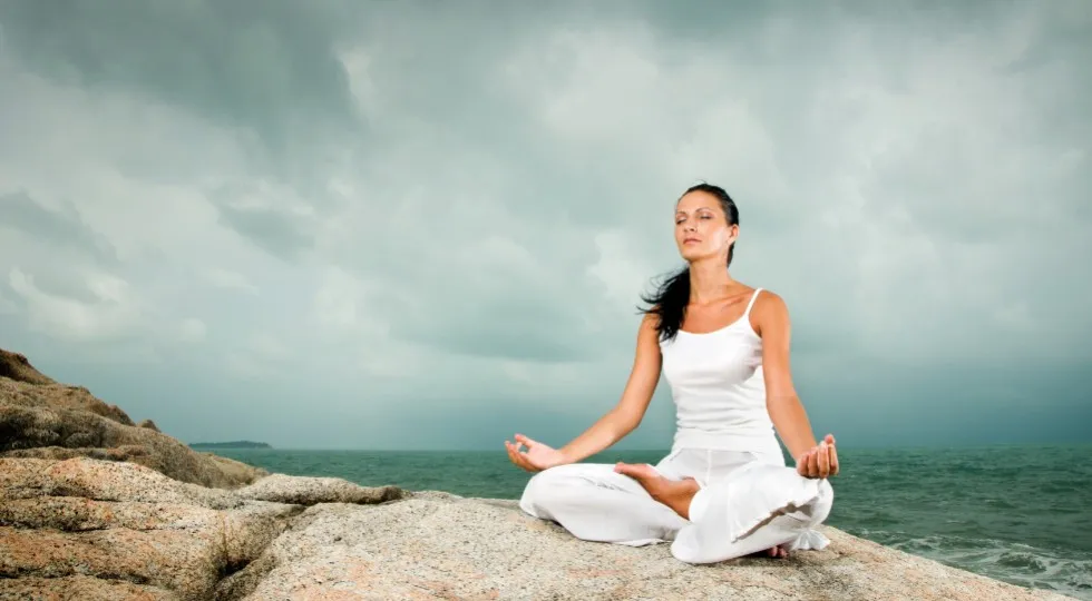 osoba relaksująca się medytacja