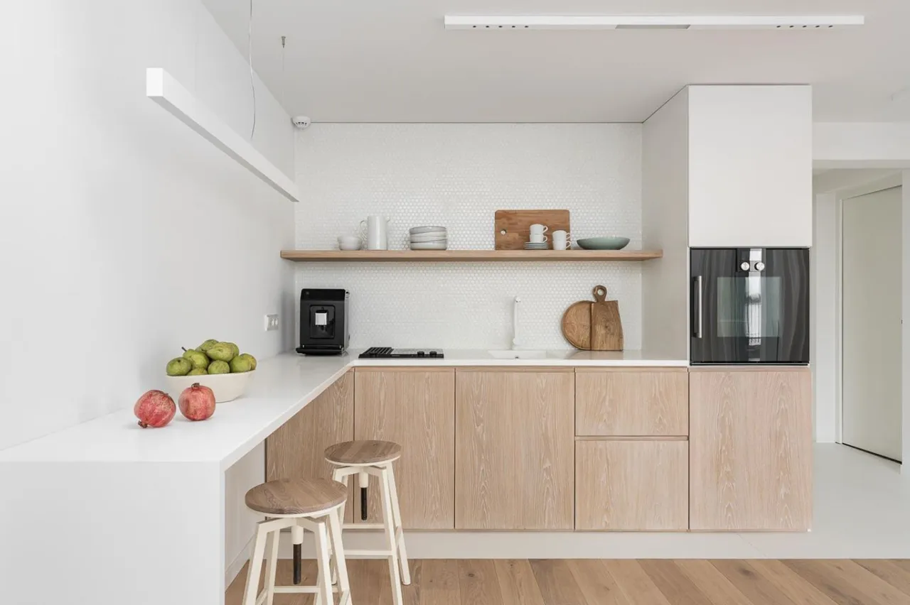 wąska kuchnia jasne kolory połysk lustra