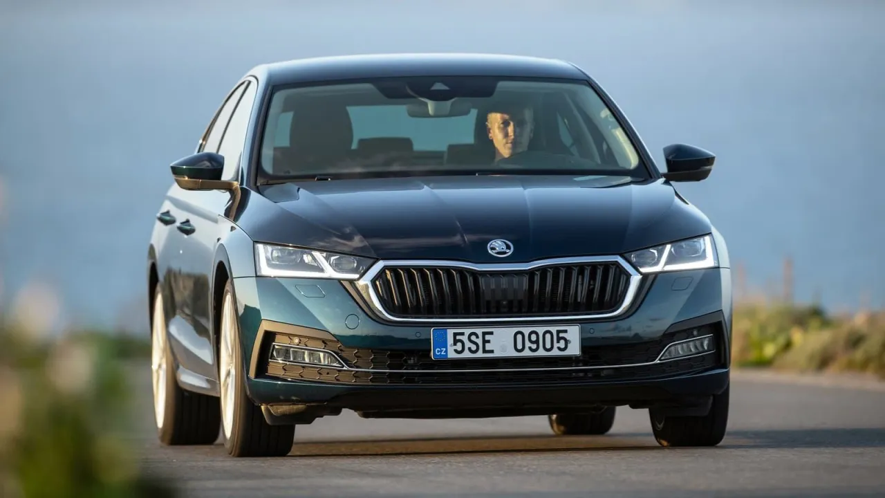 Skoda Octavia zasięg na pełnym baku infografika