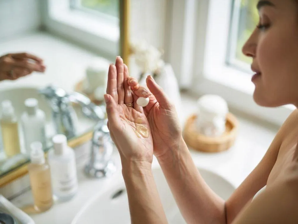 aplikacja serum na twarz krok po kroku