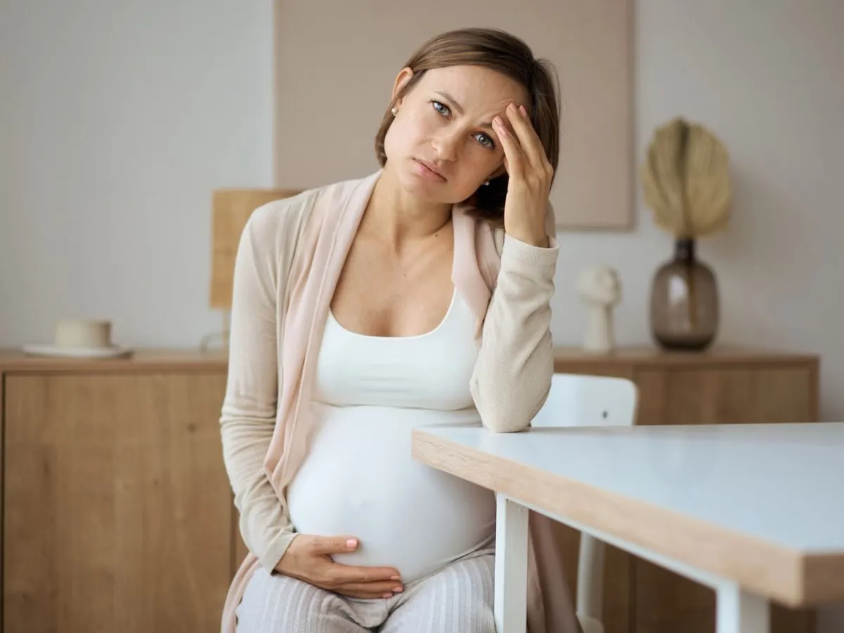 kobieta w ciąży smutna zamyślona