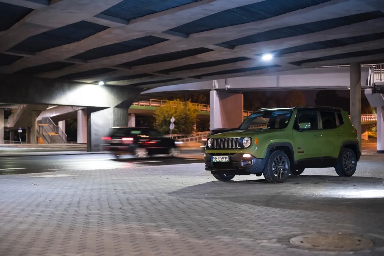 Jeep Renegade parkowanie miasto