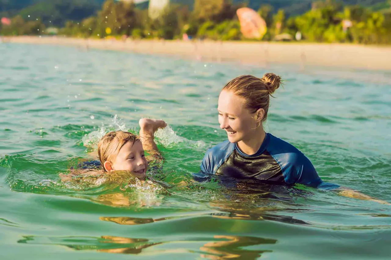 dziecko pływające z rodzicem