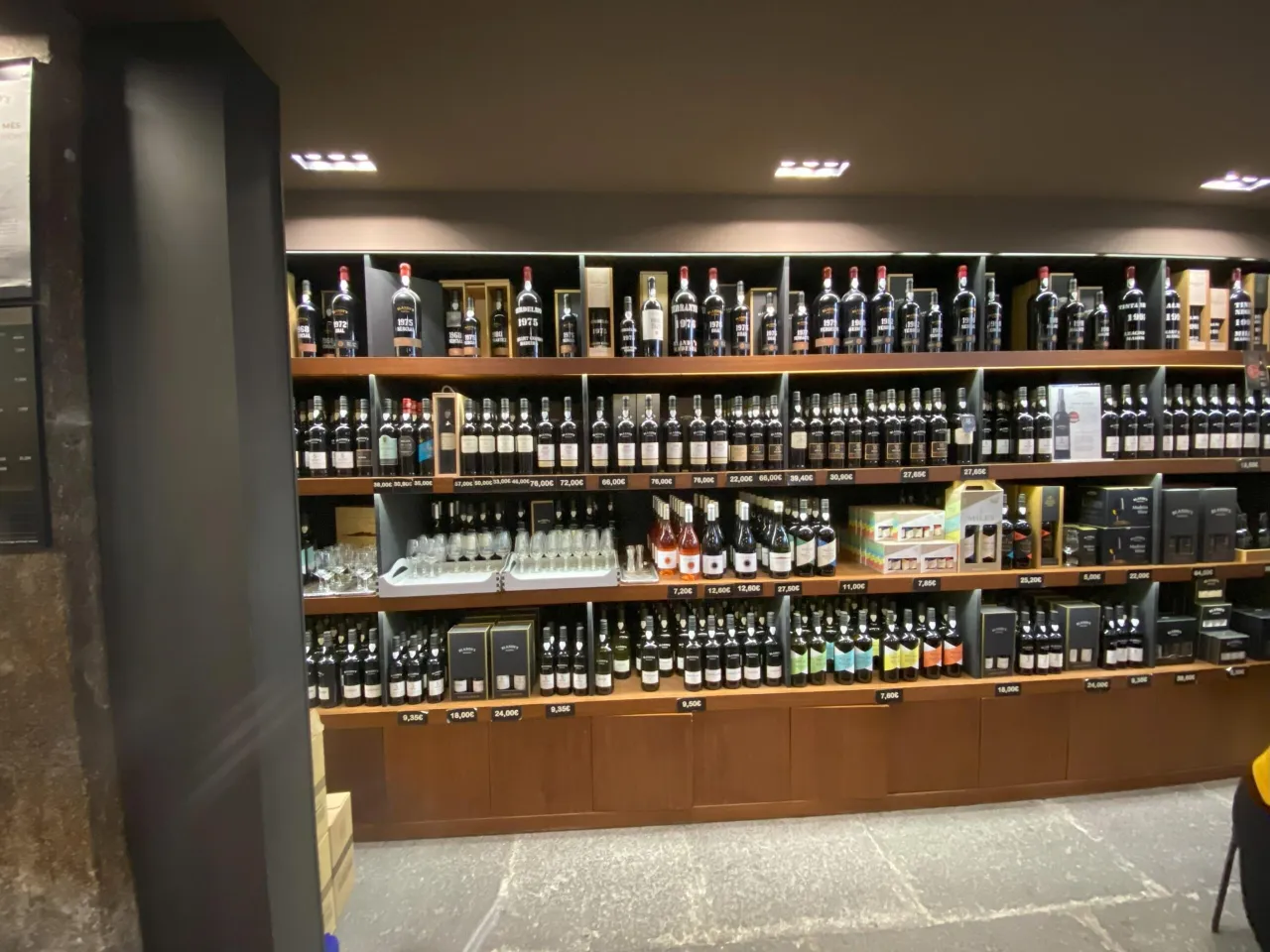 sklep z winem Madera w Polsce, wnętrze winoteki