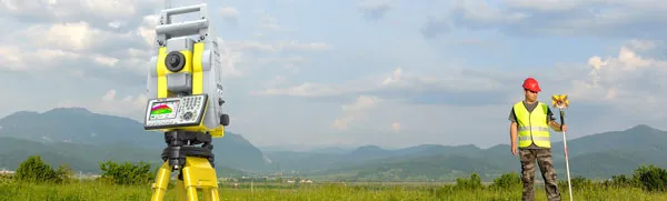 Geodeta w terenie z tachimetrem