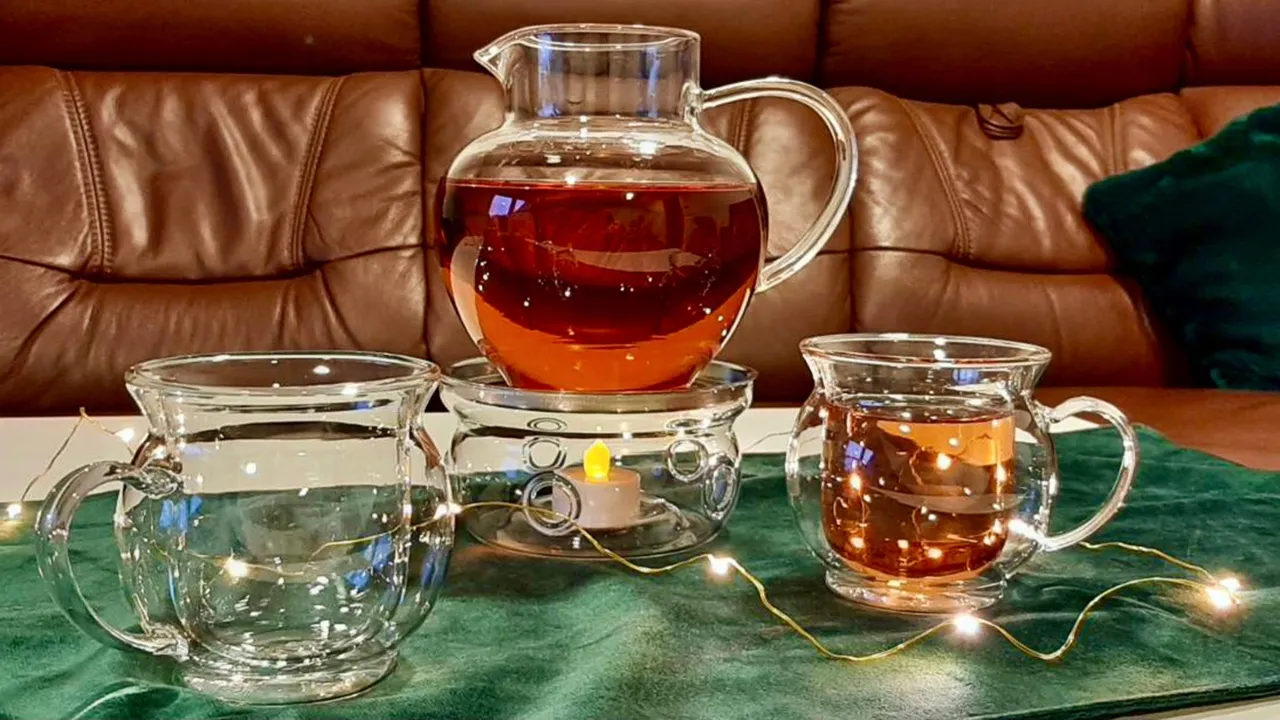 Różne kubki i szklanki do grzańca