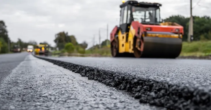 etapy układania asfaltu, budowa drogi asfaltowej