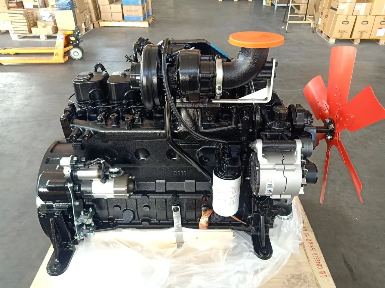 moteur de camion Cummins 6BT sur une palette