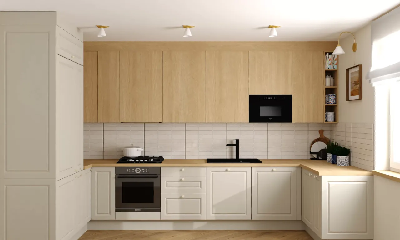Jasna kuchnia z drewnianymi frontami do szafek kuchennych i jasnymi frontami dolnych szafek.