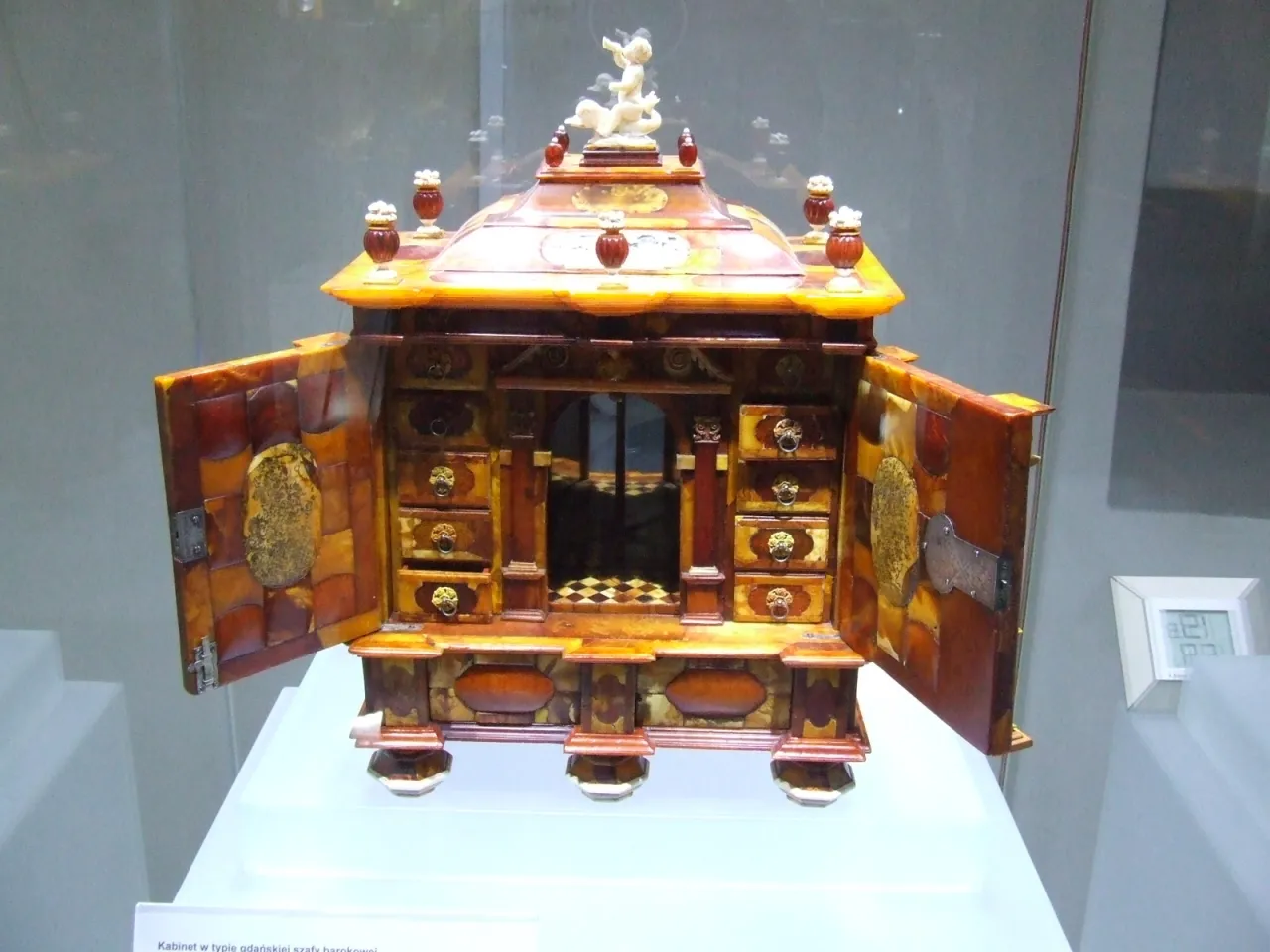 Bursztynowa szafka, arcydzieło sztuki, kt&oacute;re warto zobaczyć w Gdańsku.