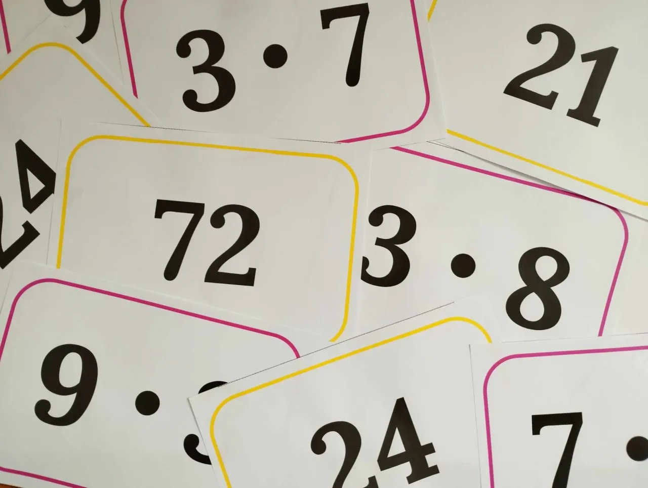 Wesoła nauka tabliczki mnożenia: karty z działaniami 3x7, 3x8, 9x?, 72, 21, 24.