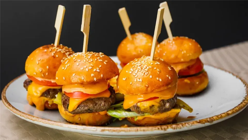 Składniki do mini burger&oacute;w bułeczki mięso sosy