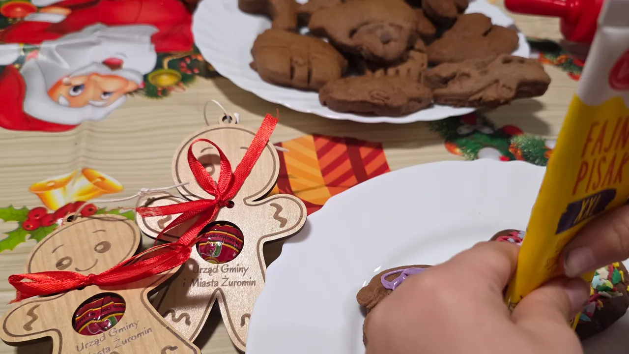 Świąteczne pomysły na warsztaty: dekorowanie pierniczk&oacute;w i drewnianych ludzik&oacute;w cukrowym pisakiem.
