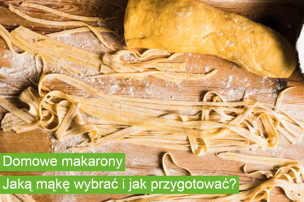 Domowy makaron przepis: świeżo pokrojone tagliatelle i ciasto na makaron na drewnianej desce, posypane mąką.