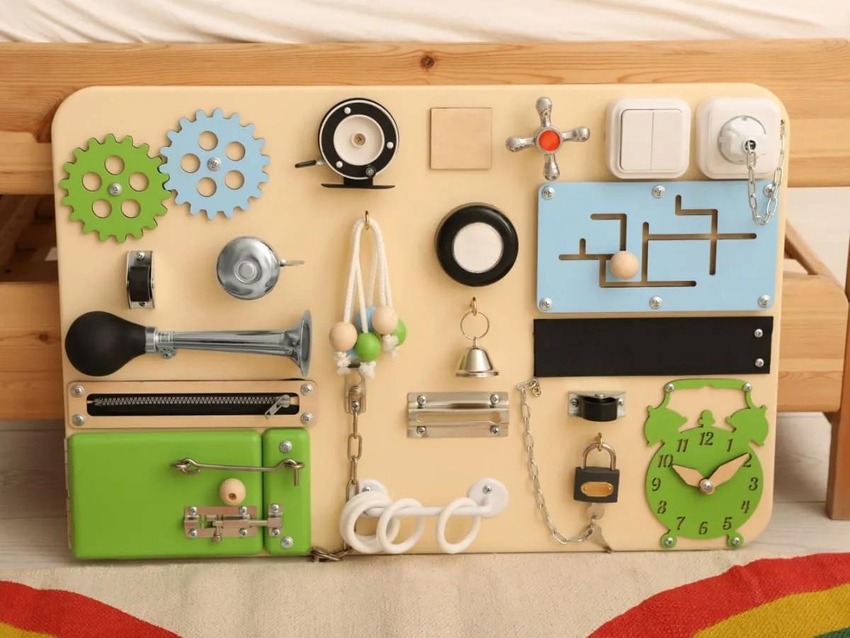 tablica manipulacyjna dla dziecka