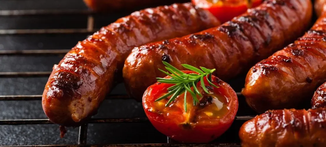 Zdjęcie Jak idealnie przygotować kiełbasę z grilla, by nie była sucha?
