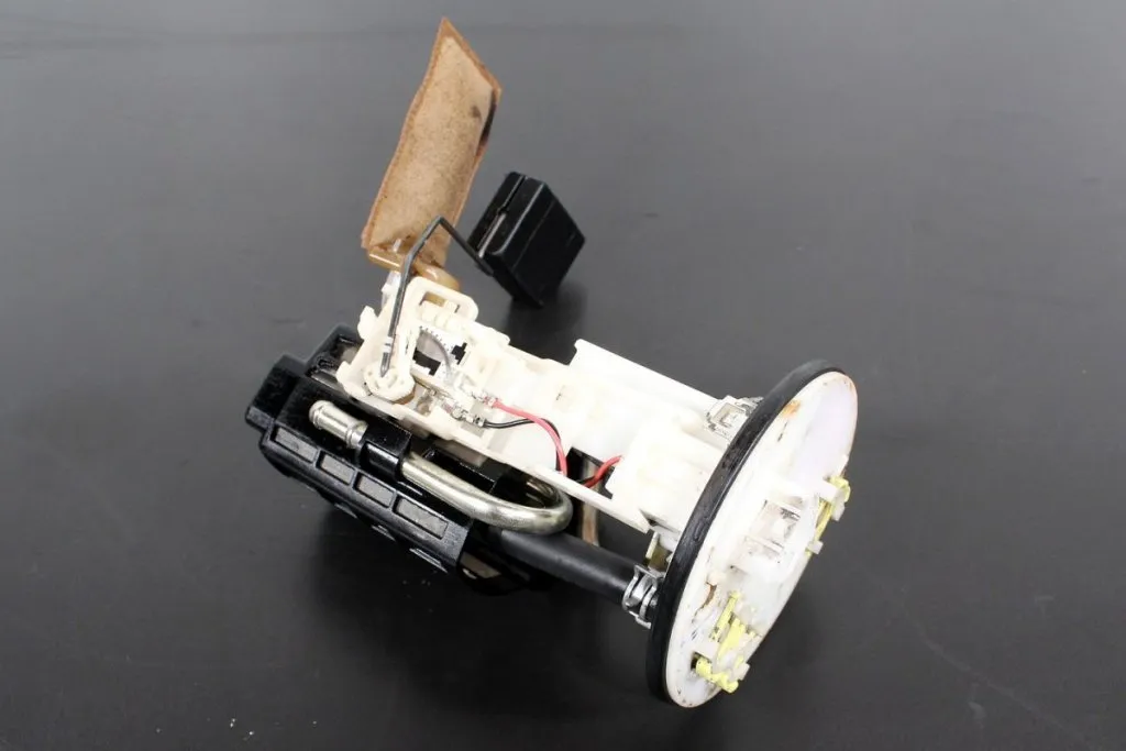 Zdjęcie Gdzie jest pompa paliwa w Toyota RAV4? Lokalizacja i wymiana