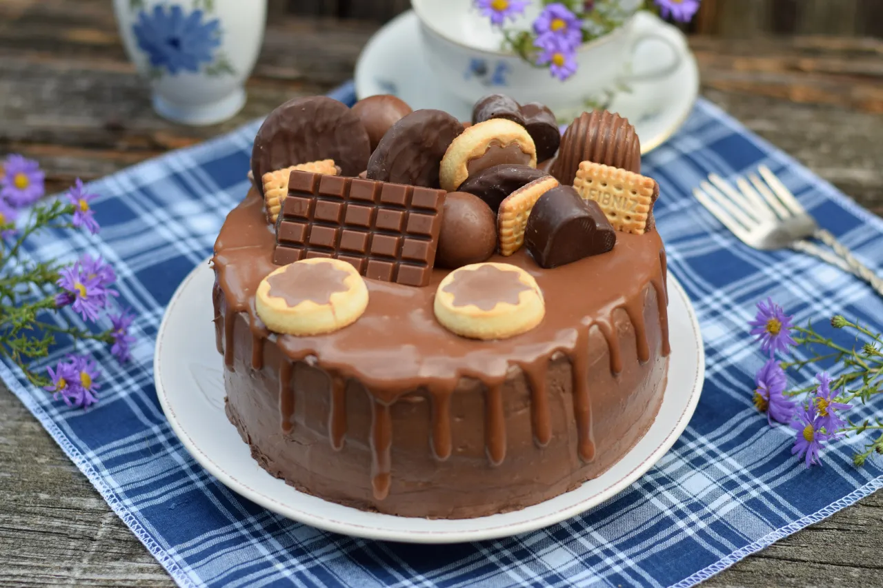 Zdjęcie Jak zrobić tort ze słodyczy - prosta receptura na słodką niespodziankę