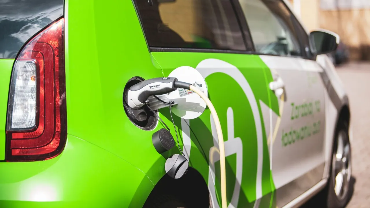 Zdjęcie Ile kosztuje 1 kWh na stacji ładowania? Sprawdź ceny i oszczędności