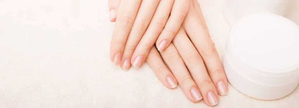 Zdjęcie Czy manicure japoński niszczy paznokcie? Poznaj prawdę o jego wpływie