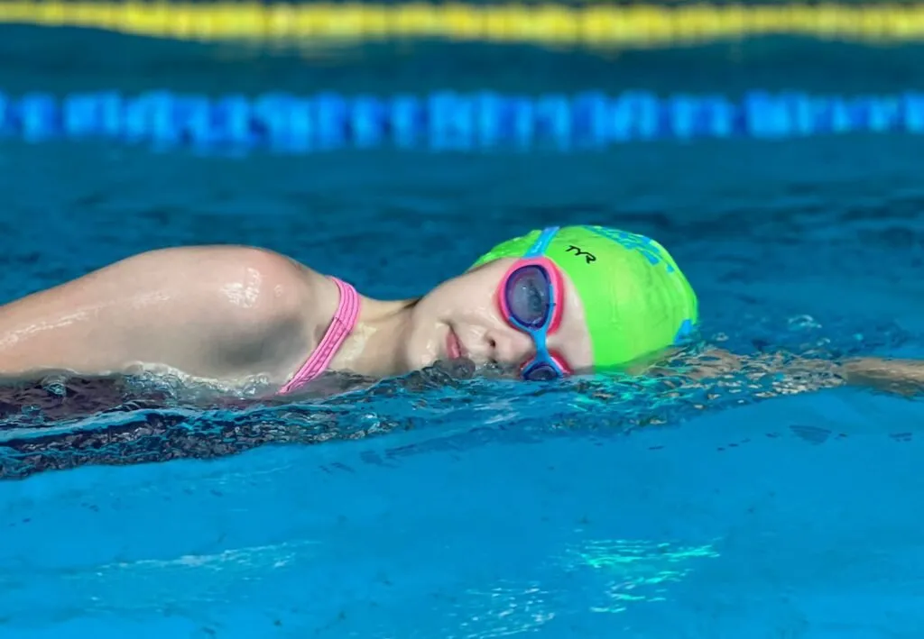 Zdjęcie Ile trwa nauka pływania? Fakty, czynniki i etapy nauki