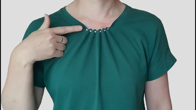 Zdjęcie Jak zmniejszyć dekolt w bluzce? Proste sposoby na skromniejszy wygląd