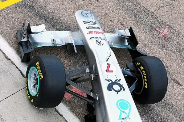 Zdjęcie Wpływ technologii hybrydowej na bolidy F1