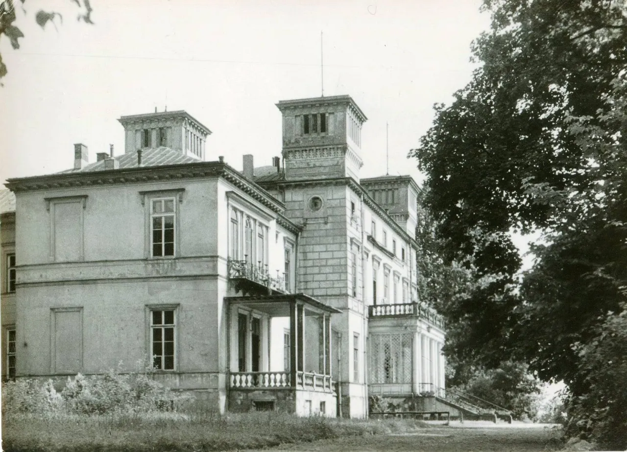 Zdjęcie Pałac Potockich w Krzeszowicach: Historia, architektura i tajemnice