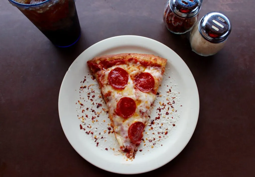 Zdjęcie Ile kcal ma kawałek pizzy? Zaskakujące różnice w kaloryczności