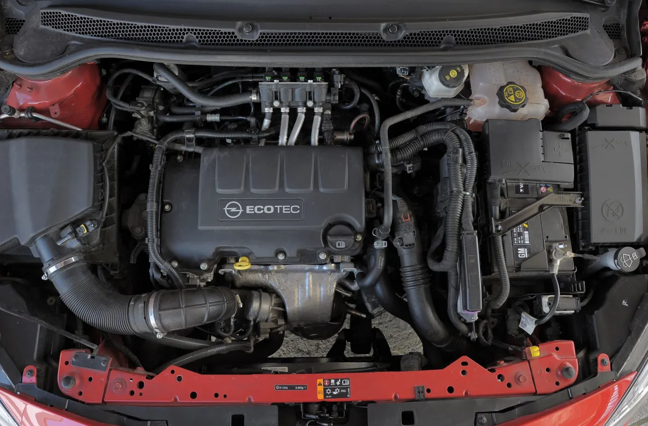 Zdjęcie Opel Astra J: Jaki silnik benzynowy wybrać, aby uniknąć problemów?