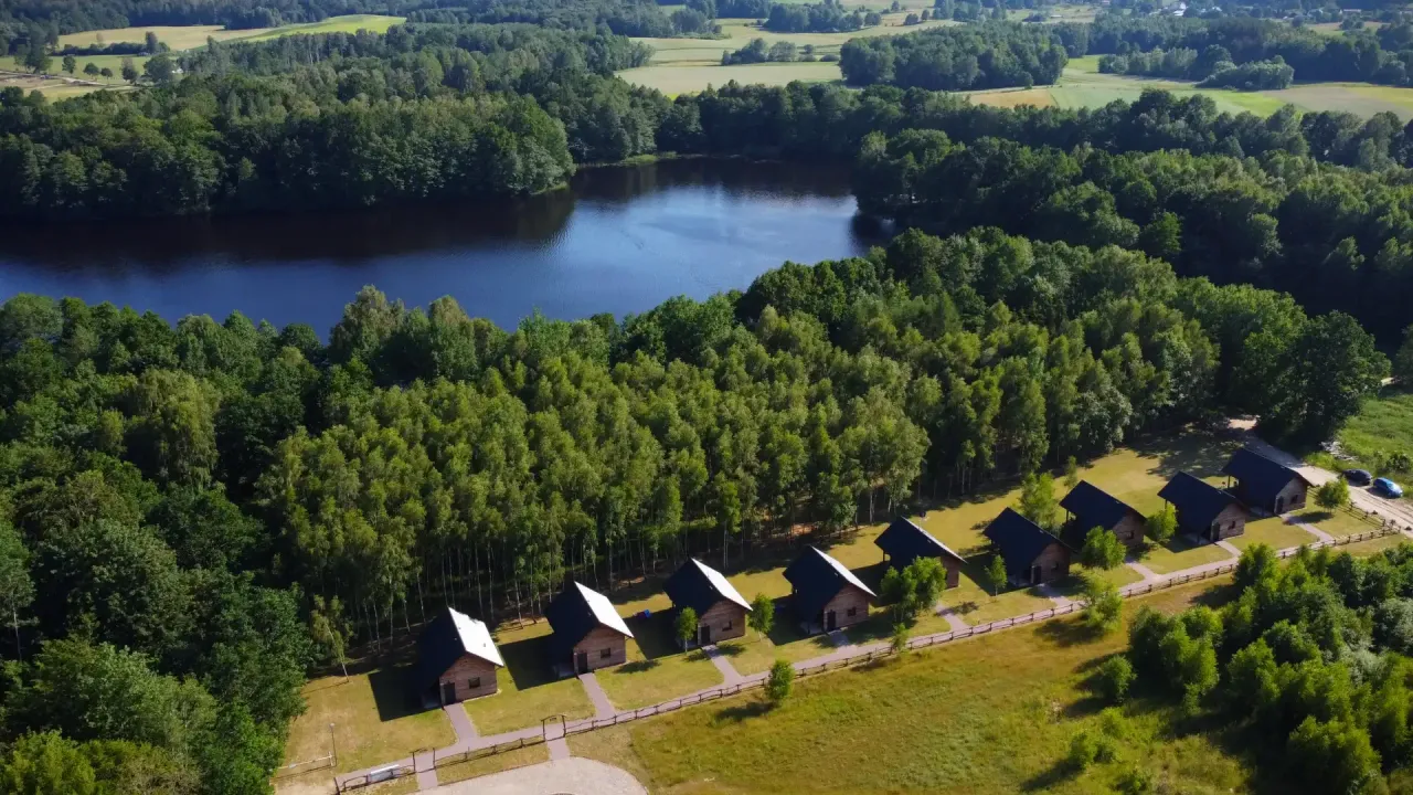 Zdjęcie Domki nad jeziorem Długie – idealne miejsce na wypoczynek bez zmartwień