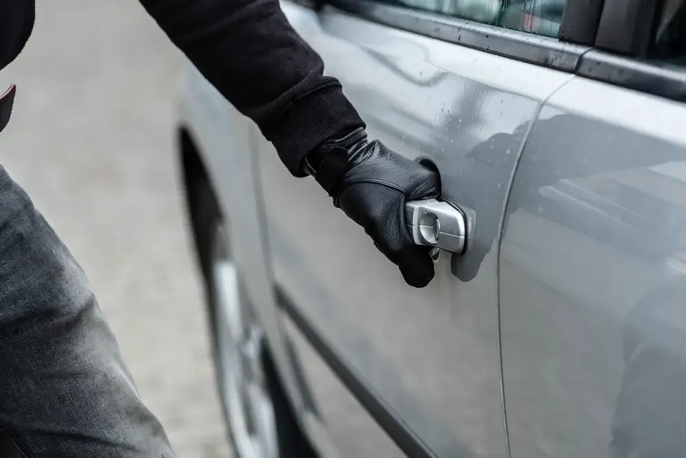 Zdjęcie Jak zabezpieczyć auto przed kradzieżą na walizkę i uniknąć straty