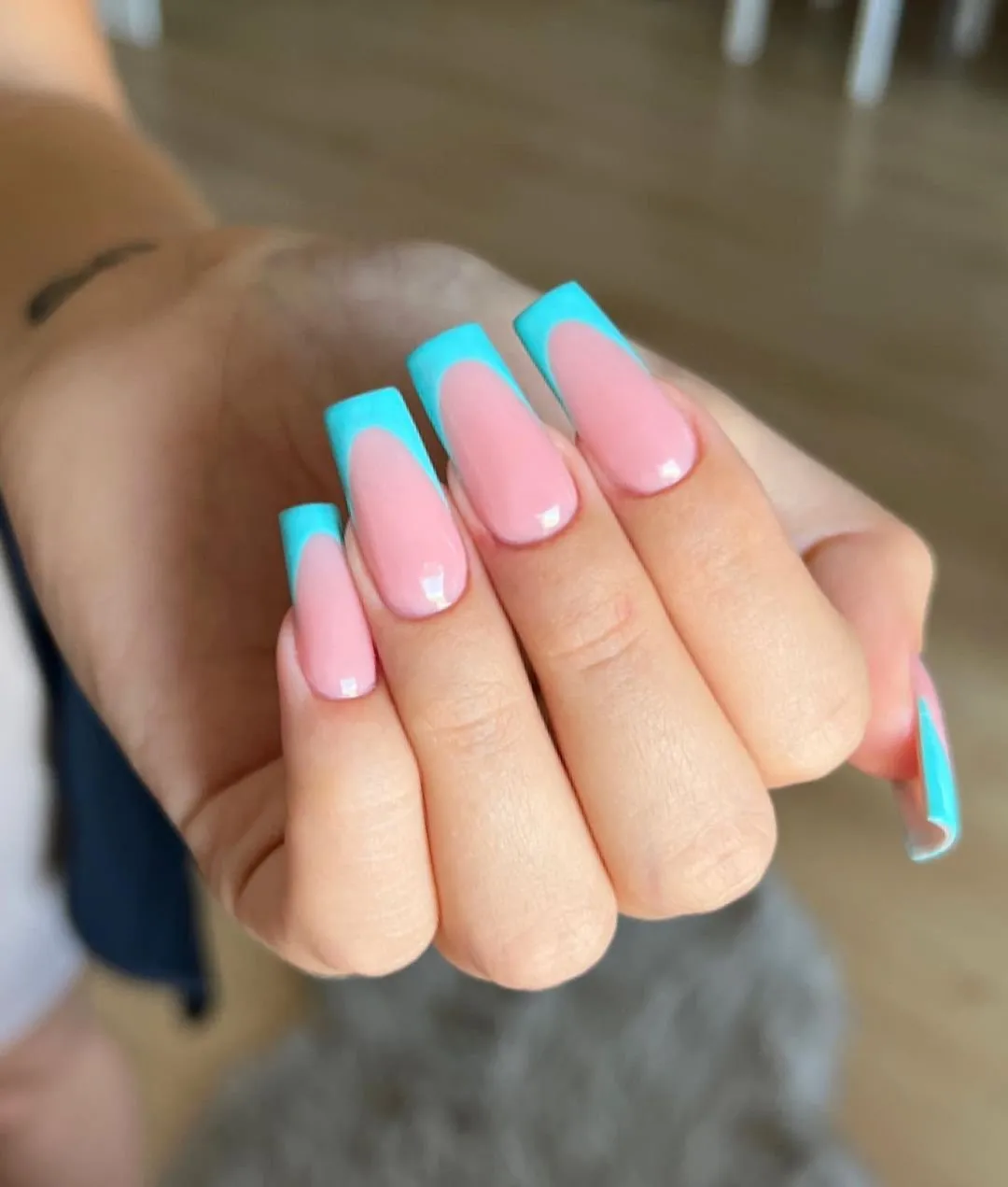 Zdjęcie Paznokcie na których nie widać odrostów – jak uzyskać idealny manicure