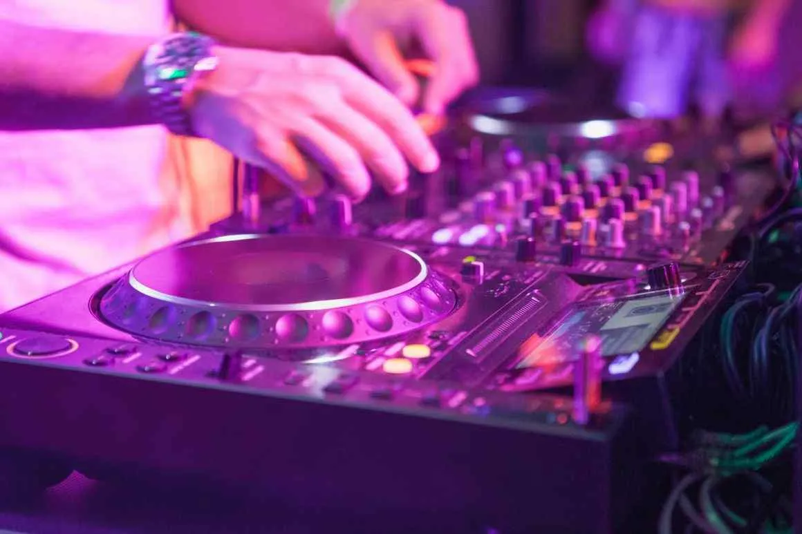 Zdjęcie Ile zarabia DJ w Polsce: realne stawki na weselach, klubach i imprezach