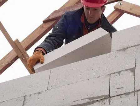 Zdjęcie Murowanie na klej czy zaprawę: Która metoda jest lepsza dla Twojego projektu?