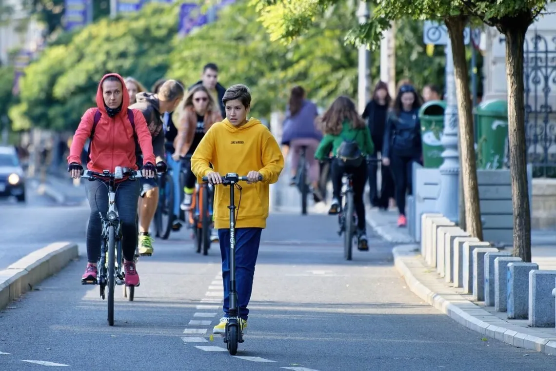 Zdjęcie Czy motorowerem można jeździć po ścieżce rowerowej? Sprawdź przepisy!