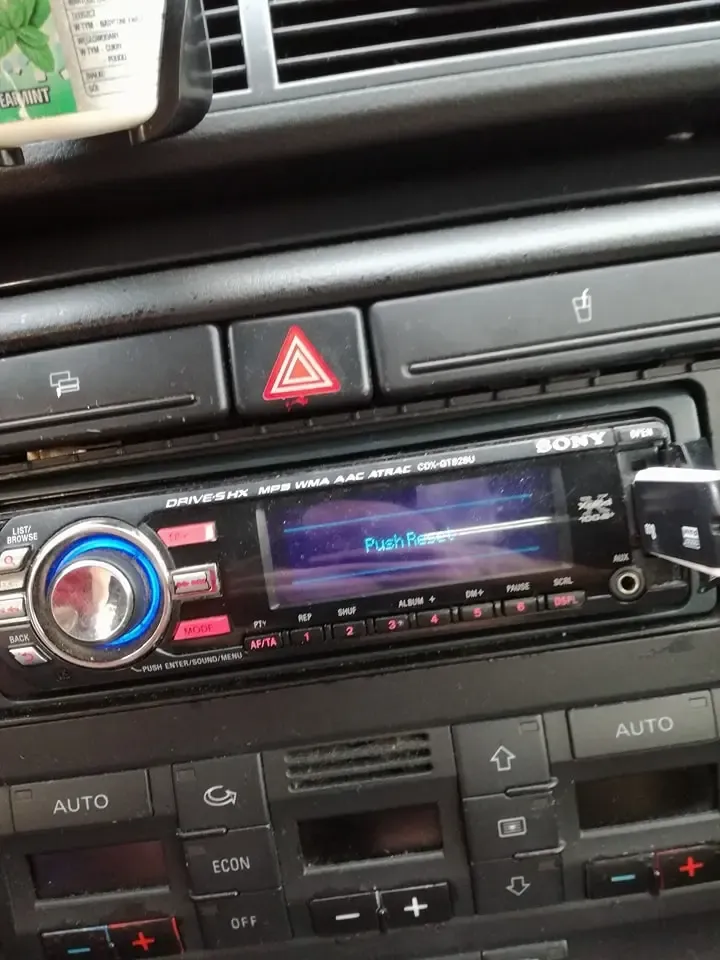 Zdjęcie Jak zresetować radio samochodowe i uniknąć problemów z kodem
