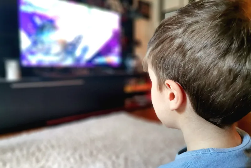 Zdjęcie Jak telewizja wpływa na rozwój dziecka? Pozytywne i negatywne skutki