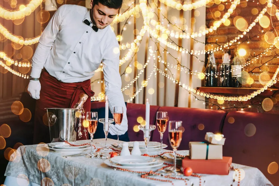 Zdjęcie Ile zarabia kelner w hotelu? Zaskakujące różnice w wynagrodzeniach