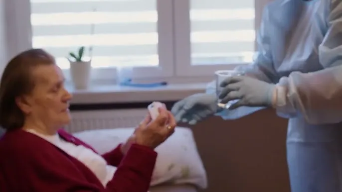 Zdjęcie Opiekunka środowiskowa co robi? Poznaj jej kluczowe zadania i wsparcie