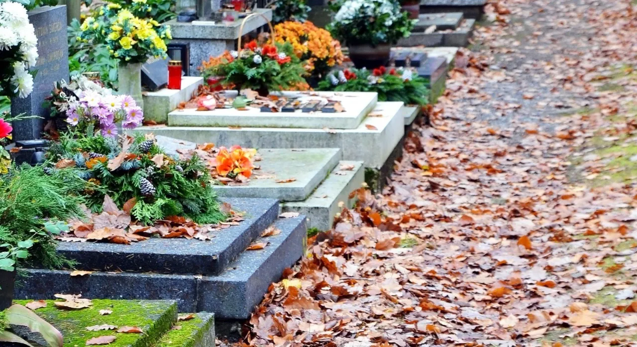Zdjęcie Ile kosztuje mycie pomnika na cmentarzu? Sprawdź, co wpływa na cenę