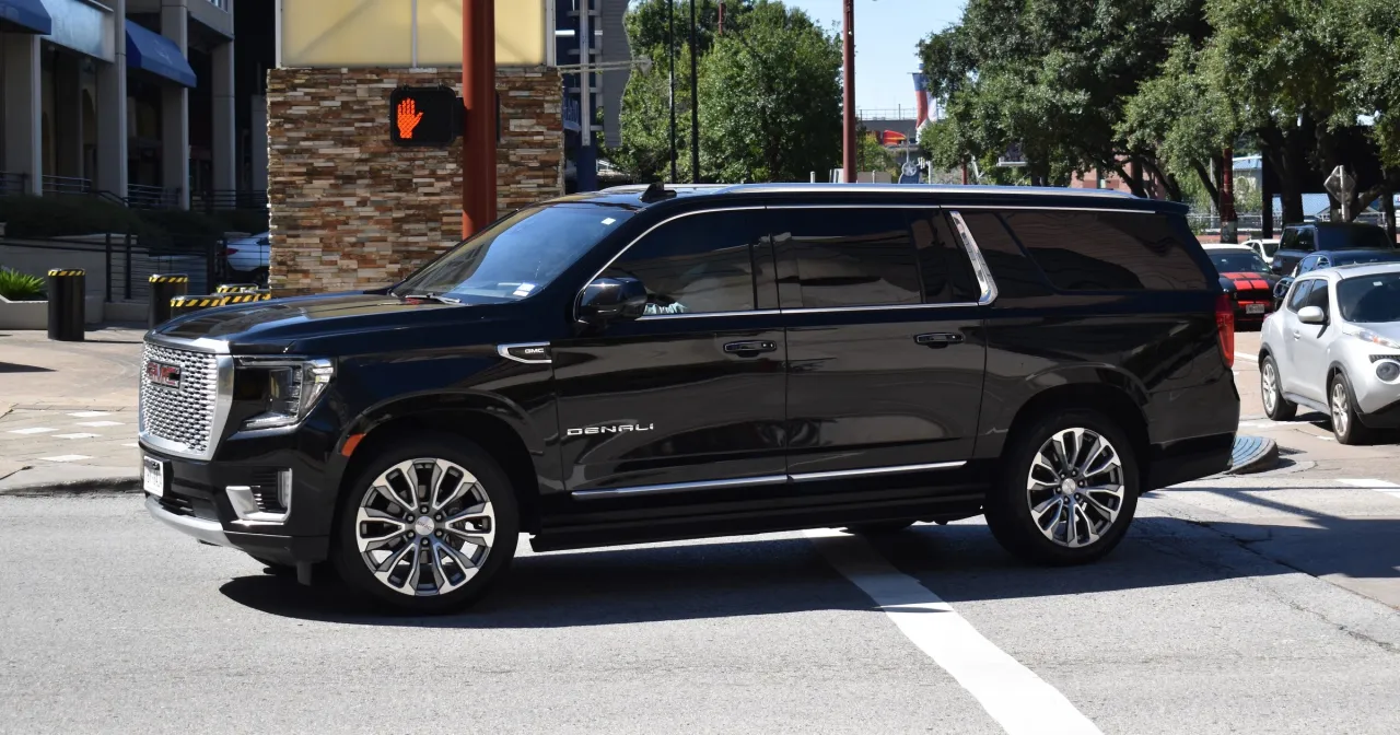 Zdjęcie Czy SUV jest bezpieczniejszy? Porównanie z sedanami i ich wpływ na pieszych