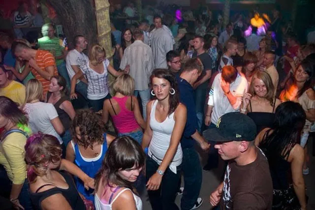 Zdjęcie Mielno kluby kiedy otwarte - sprawdź godziny i uniknij rozczarowania