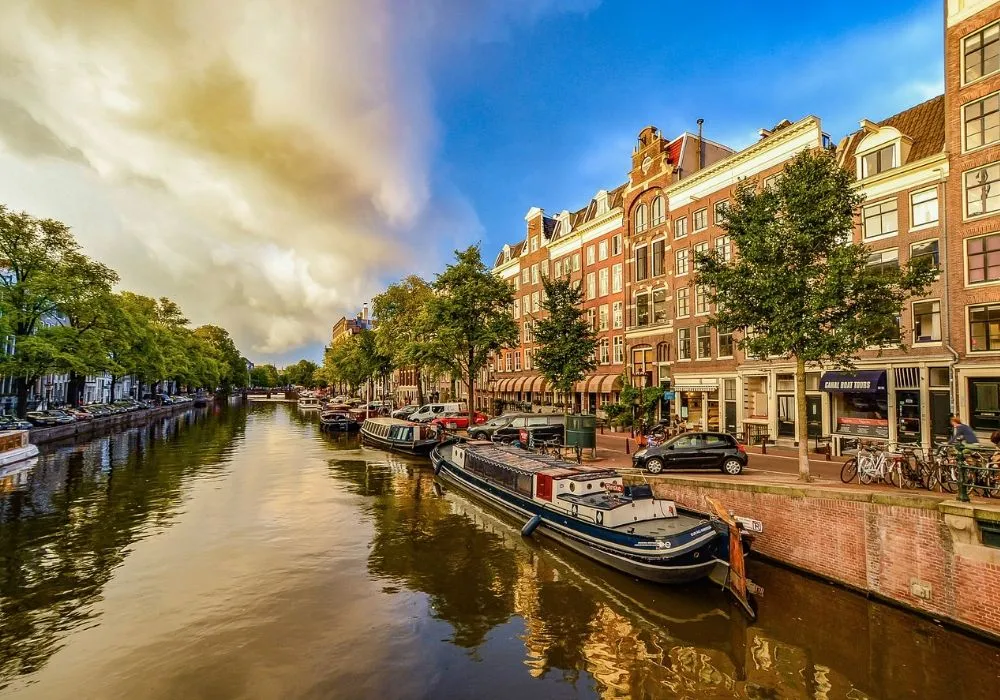 Zdjęcie Ile trwa lot z Warszawy do Amsterdamu? Czas podróży, różnice i czynniki wpływające