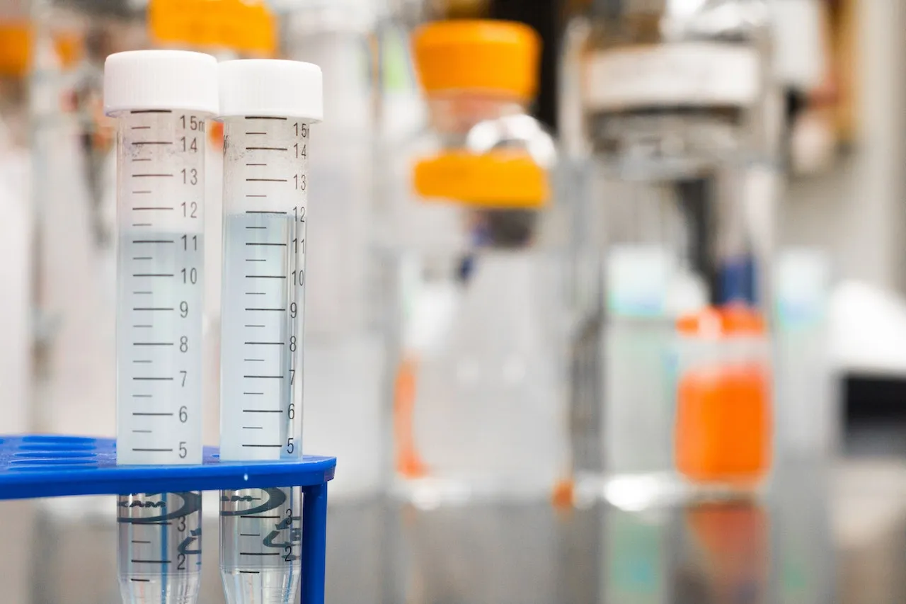 Zdjęcie Ile kosztuje akredytacja laboratorium? Poznaj ukryte wydatki i opłaty