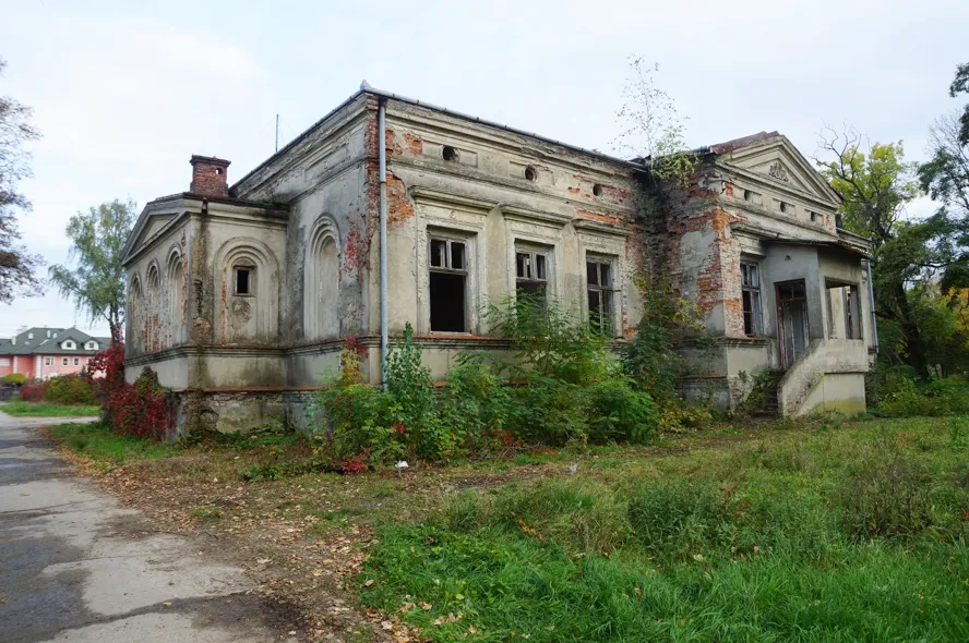Zdjęcie Dworek Hurleckich w Ferdydurke: Jak ukazuje upadek arystokracji