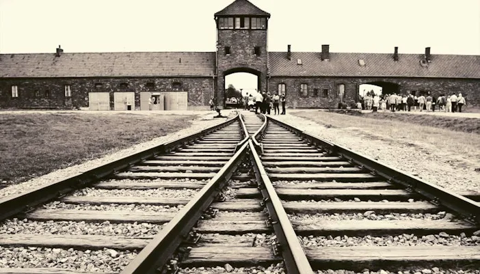 Zdjęcie W którym roku powstało Auschwitz? Odkryj jego tragiczną historię