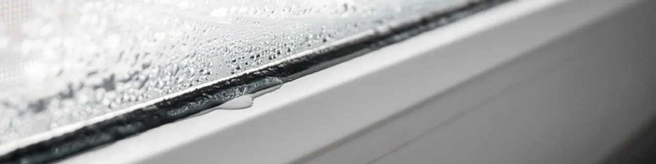 Zdjęcie Dlaczego leje się woda z okien? Odkryj przyczyny i rozwiązania