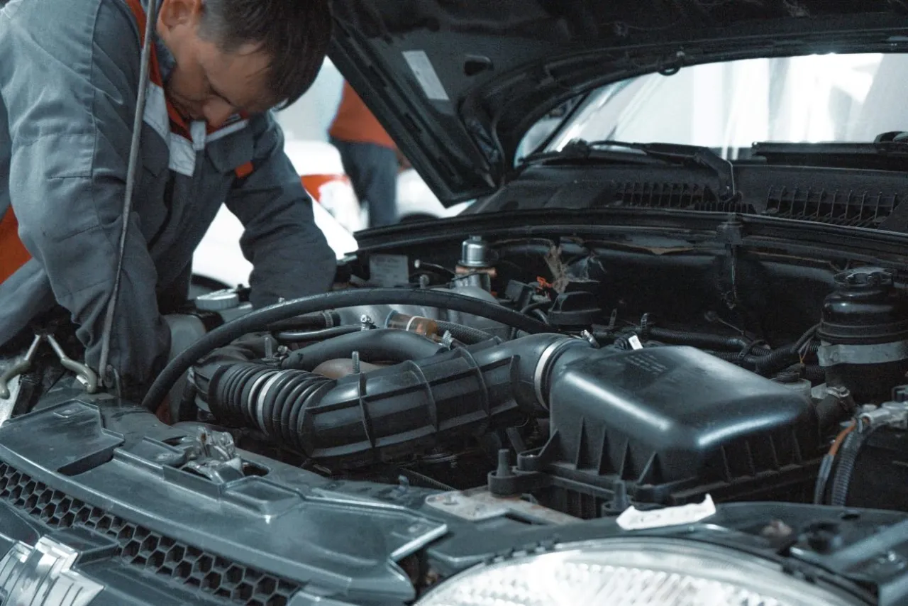 Zdjęcie Ile kosztuje wymiana oleju u mechanika? Sprawdź ceny i porady