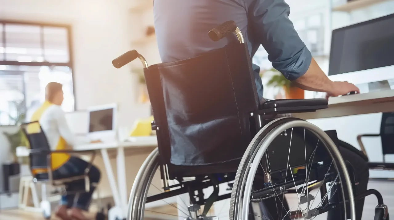 Zdjęcie Czy osoba niepełnosprawna może pracować w nadgodzinach i jak to wygląda?